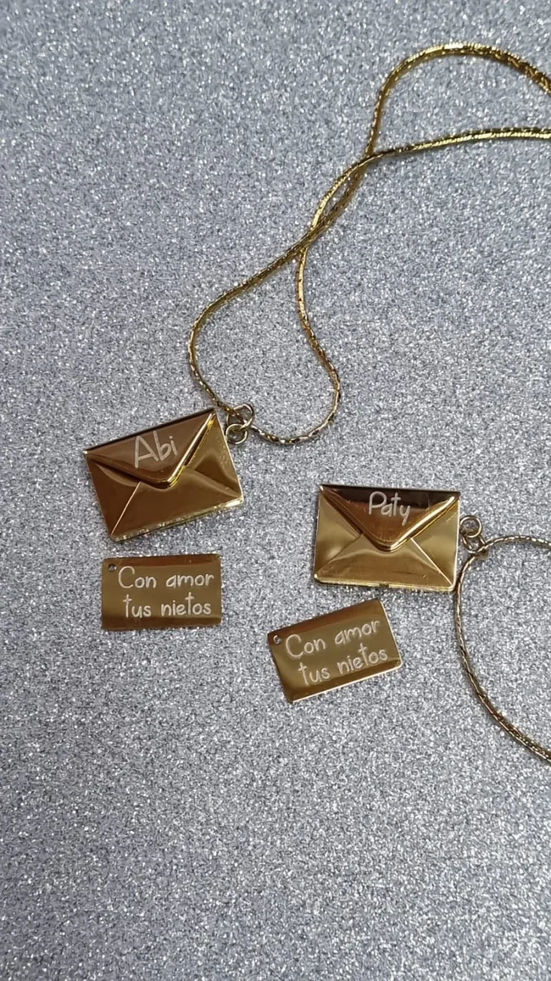 Collares con Dije Sobre y Mini Placas Grabadas Indelebles